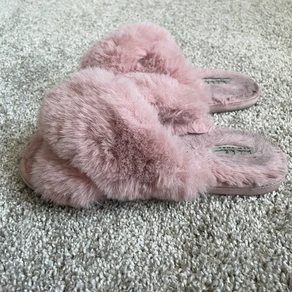 Pink fuzzy slippers - Picture 11 of 13